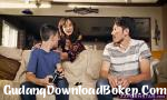 Video bokep MILF yang luar biasa membantu seorang pria gamer y Mp4