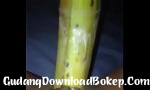 Download video bokep Gadis masturbasi dengan pisang Mp4 terbaru