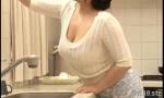 Video Bokep Hot anak laki laki terlihat memasak milf 3gp