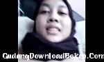 Video bokep Hijaber cantik ngocok memek mulusnya karena udah sange di GudangDownloadBokep.Com