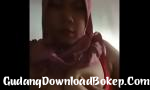 Bokep Gratis Tante Jilbab Sangema Pamer tetek Sama Anaknya  SUK mp4