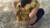 Bokep Seks outdoor risky sex with indian bhabhi doing pee and filmed by her husband terbaru