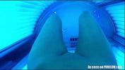 Download video Bokep HD Hot Babe Plays With Her Pussy In A Tanning Bed gratis