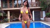 Bokep Video Denise Gomez posing in her yellow bikini gratis