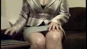 Download Video Bokep Sexy mujer ejecutiva con Blazer se desnuda en el sofa frente a la camara 3gp