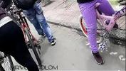 Nonton Video Bokep rico hilo afuera de milf en la ciclovia de la 7 bogota mp4