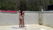 Download video Bokep HD El jardinero no se esperaba que la h period de la dueña del chalet se metiese en tetas en la piscina vacía para ayudarle a limpiarla mp4