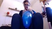 Download Video Bokep Tua mamma e una grande troia ed usa i tuoi palloncini da compleanno per masturbarsi mp4