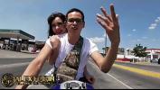 Video Bokep Hot Exibe a su novia en la moto 3gp online