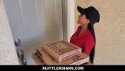 Nonton Bokep Pizza delivery fucked by two customers terbaru